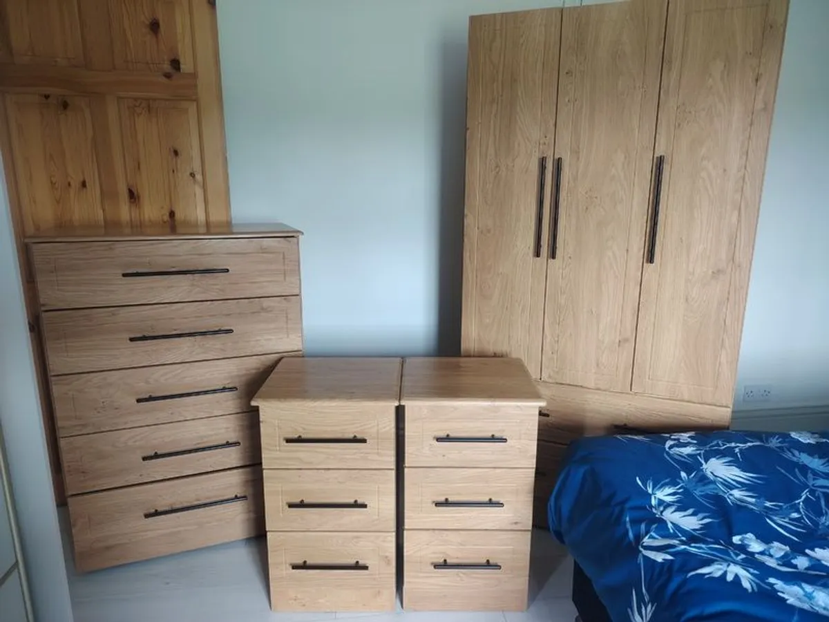 Bedroom furniture set - Image 1