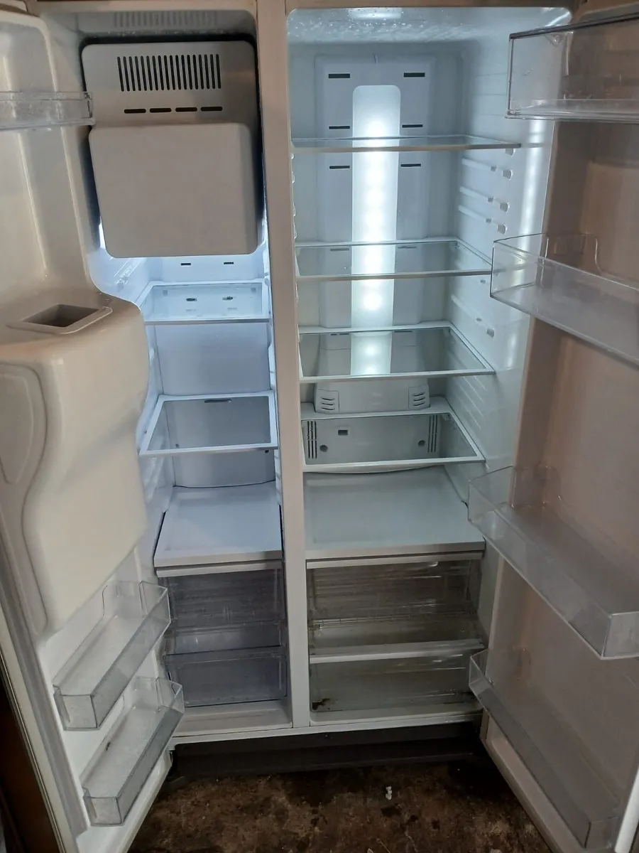 SAMSUNG AMERICAN FRIDGE AND FREEZER - Image 2