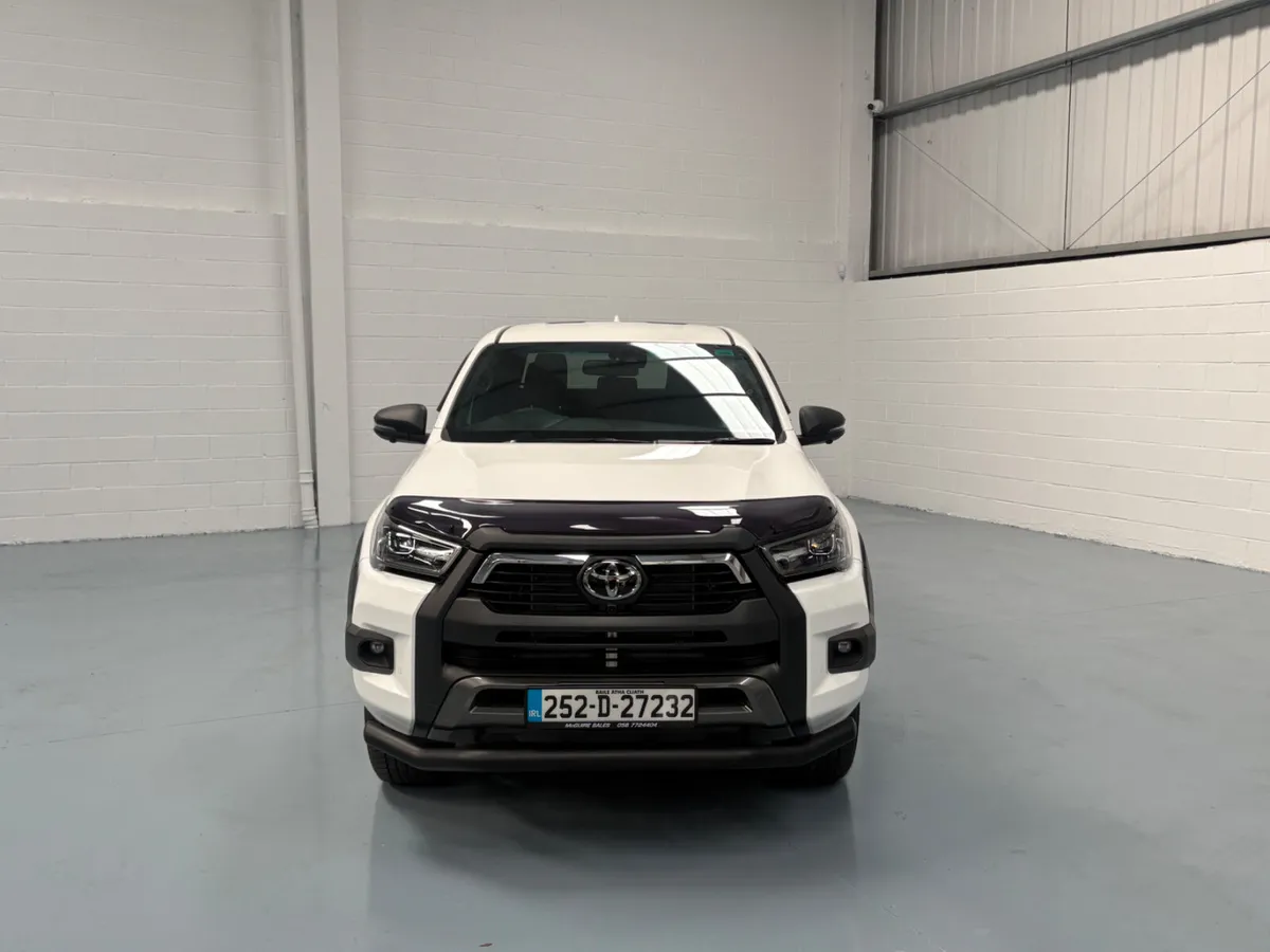 252 Toyota Hilux  InvincibleX 2.8 Auto - Image 2