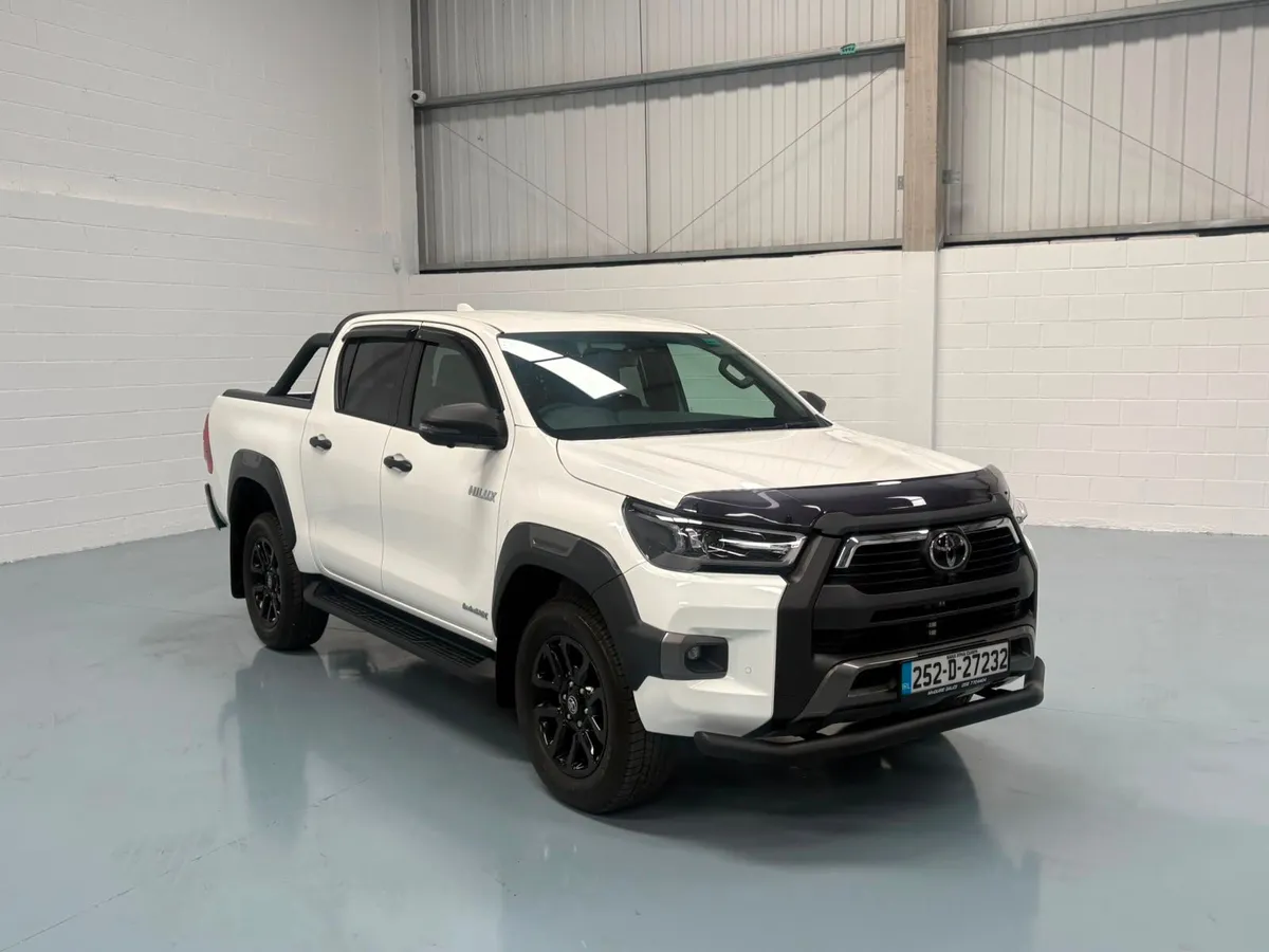 252 Toyota Hilux  InvincibleX 2.8 Auto - Image 3