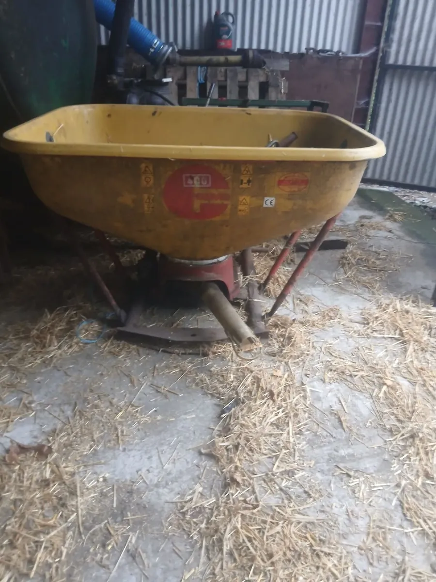 Fertiliser spreader