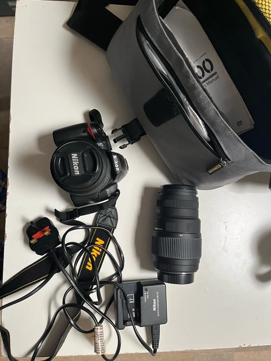 Nikon D3000 camera with extras - Image 1