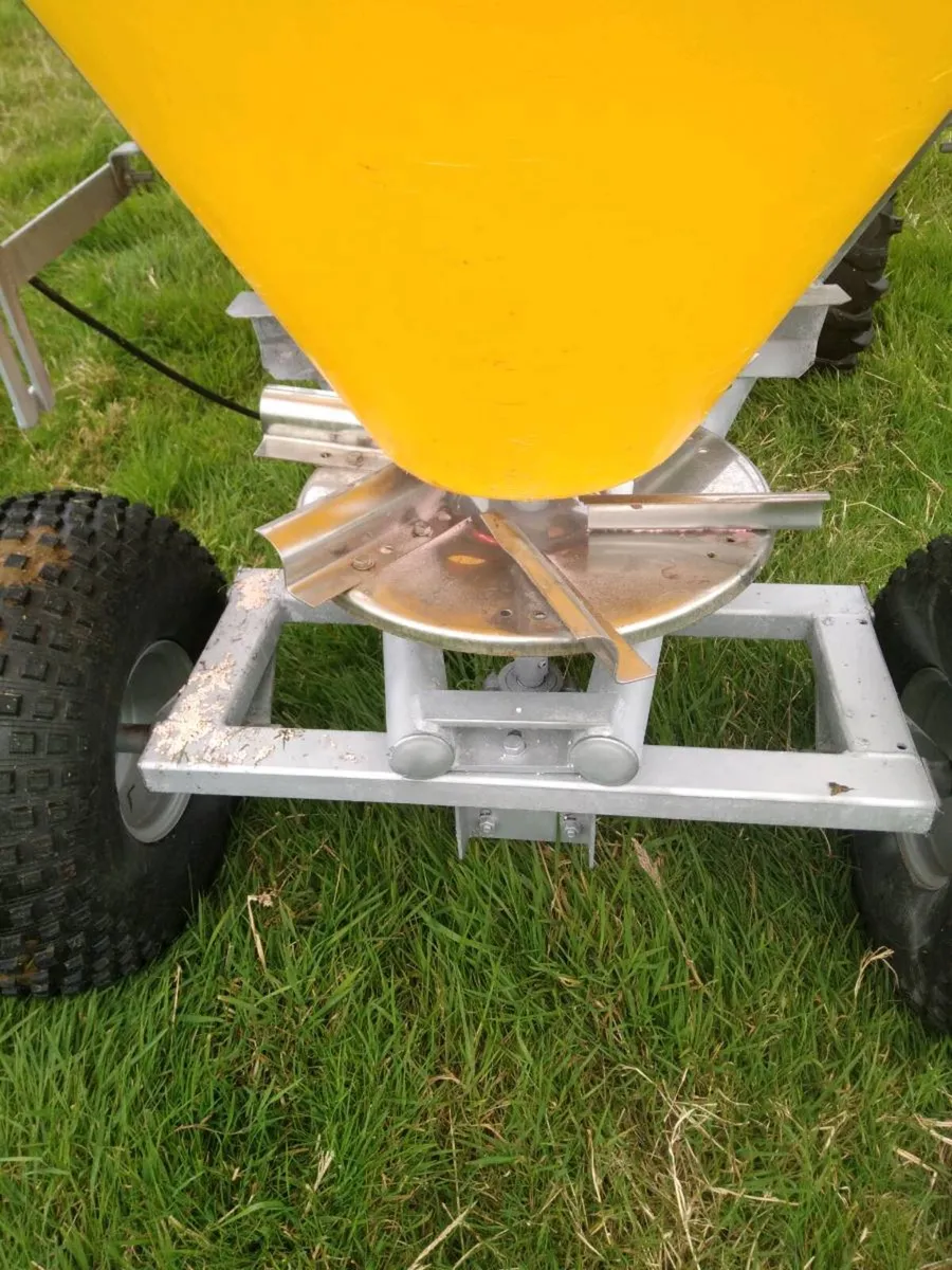 Quad with fertlizer spreader - Image 3