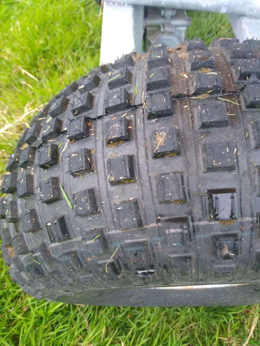 Quad with fertlizer spreader - Image 4