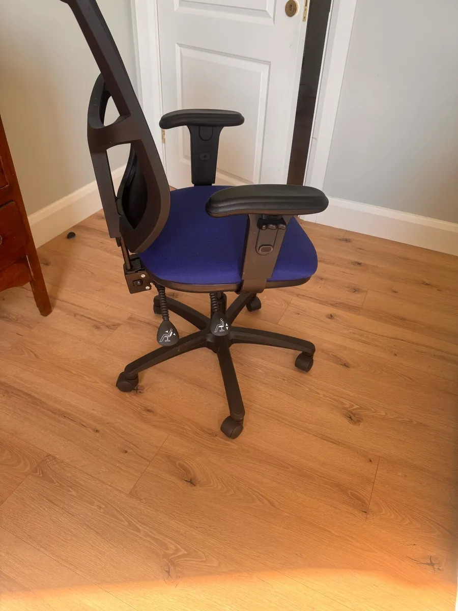 Office chair - Image 1