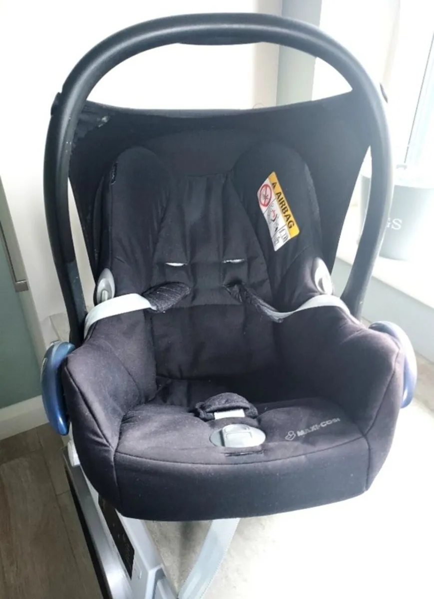 Maxicosi Isofix car seat and 2 isofix bases - Image 2