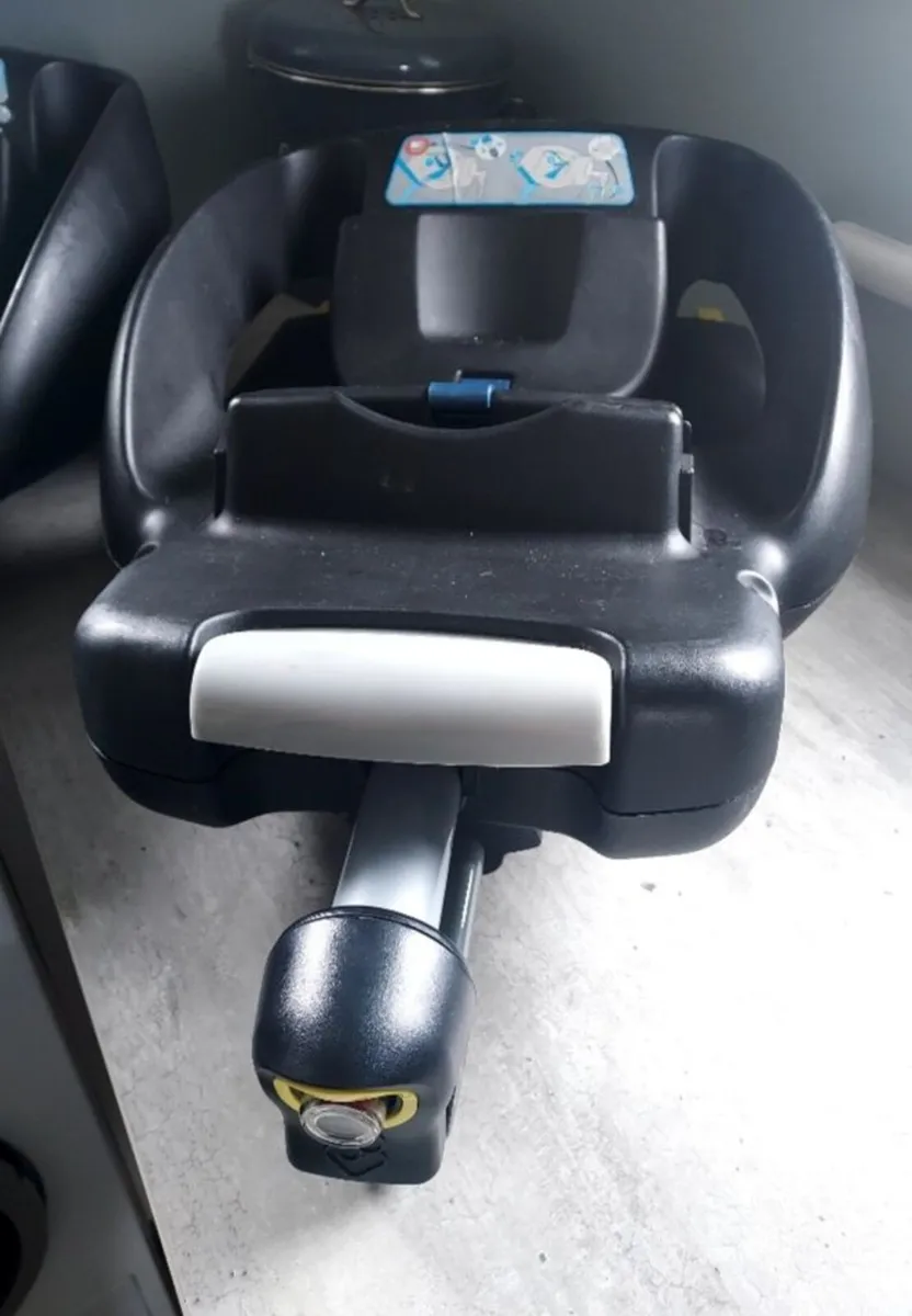 Maxicosi Isofix car seat and 2 isofix bases - Image 3