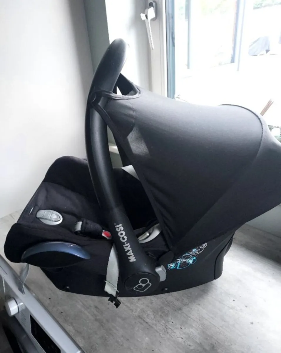 Maxicosi Isofix car seat and 2 isofix bases - Image 4