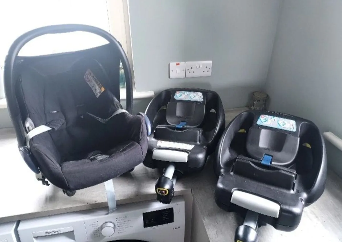 Maxicosi Isofix car seat and 2 isofix bases - Image 1