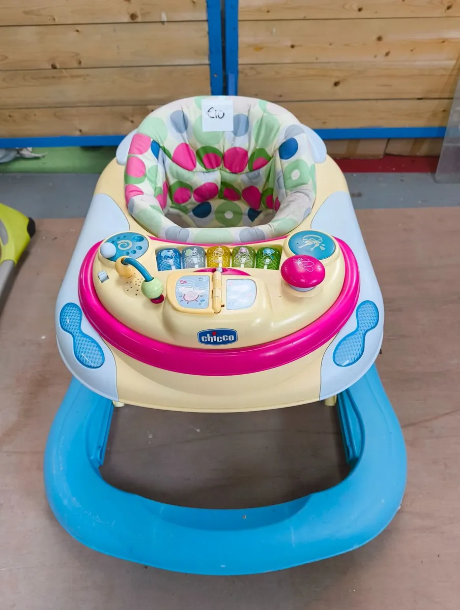 2 Highchairs and a baby Walker - Image 4