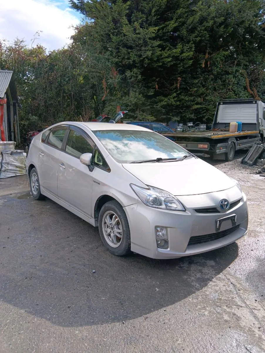 Breaking Toyota Prius 2012 hybrid - Image 1