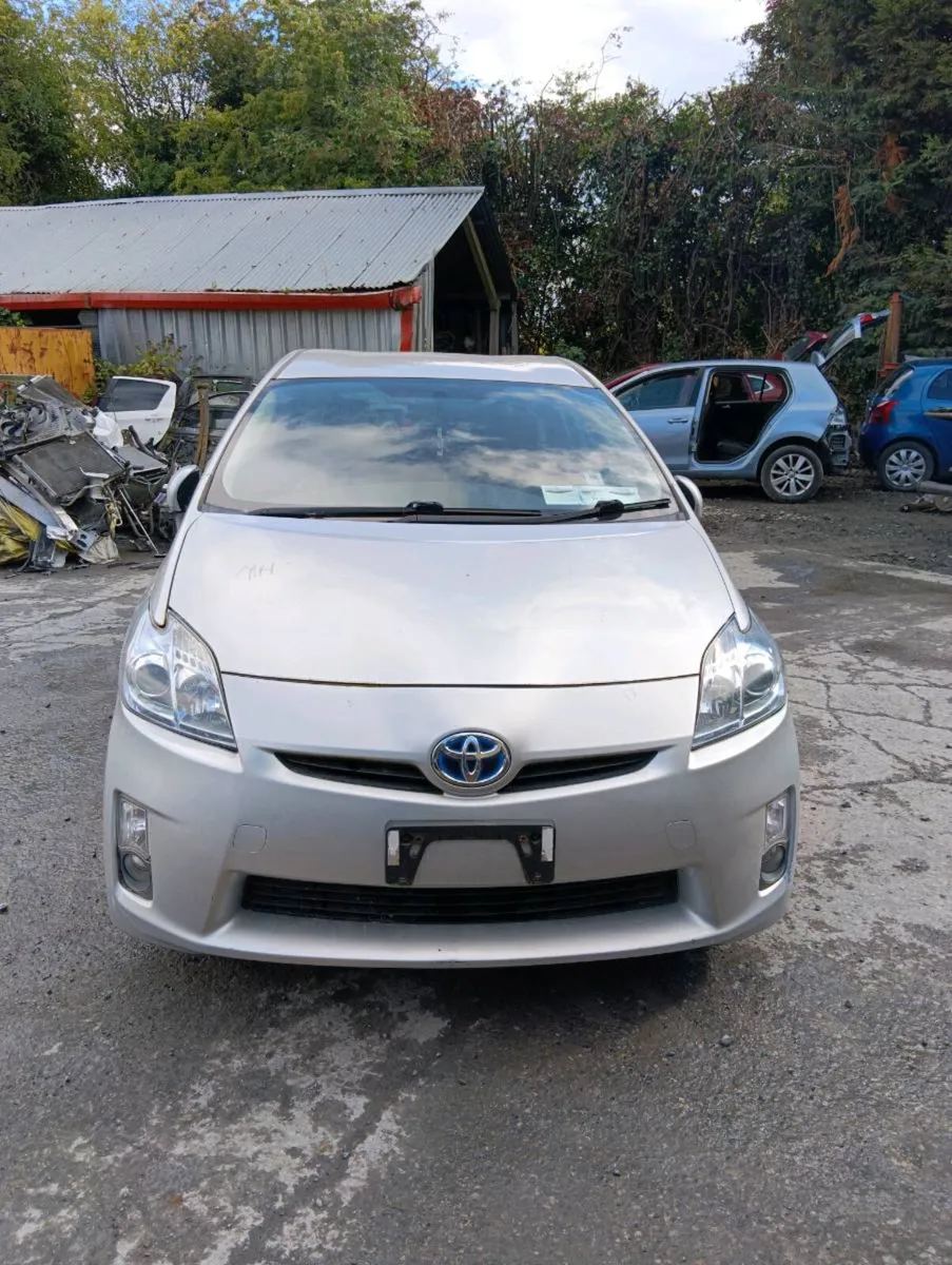 Breaking Toyota Prius 2012 hybrid - Image 2