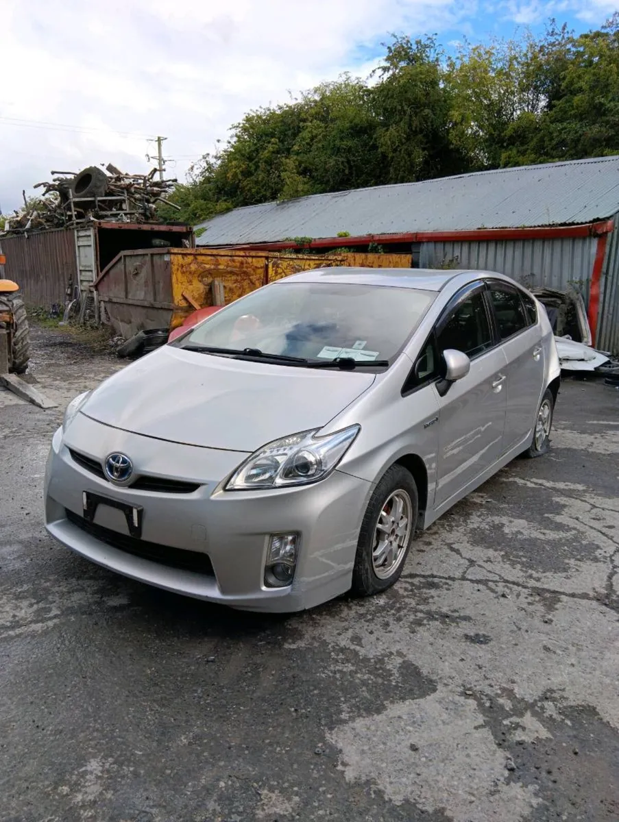 Breaking Toyota Prius 2012 hybrid - Image 3