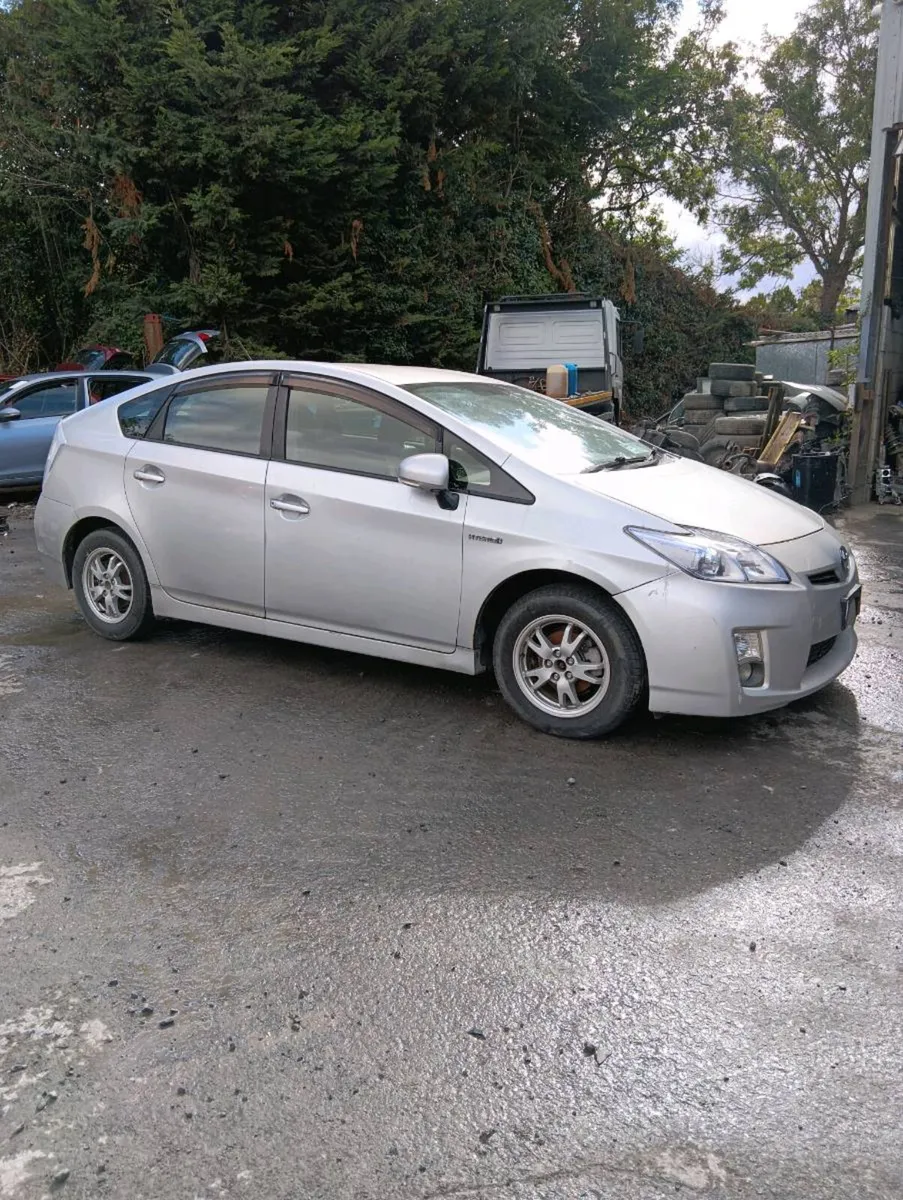 Breaking Toyota Prius 2012 hybrid - Image 4