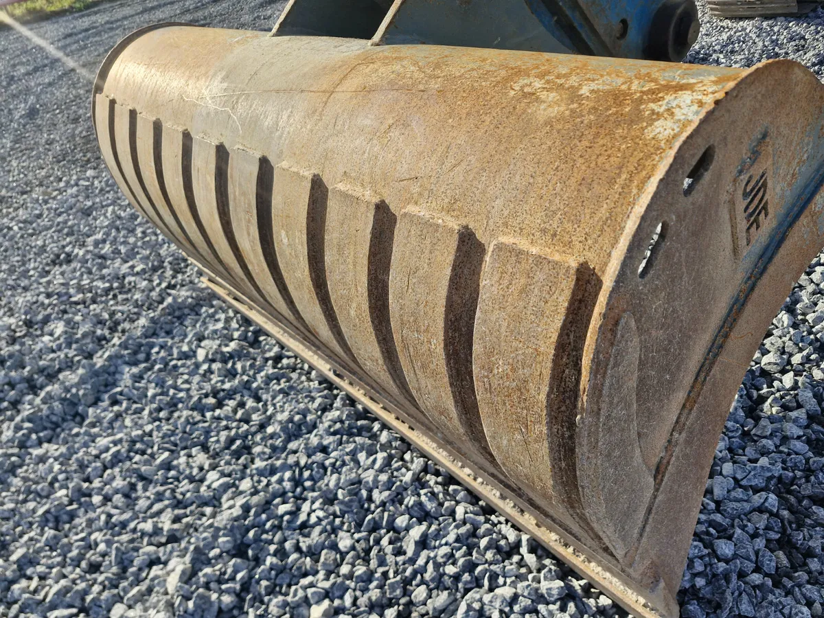 Used 13T JDE HD grading bucket - same as new - Image 1