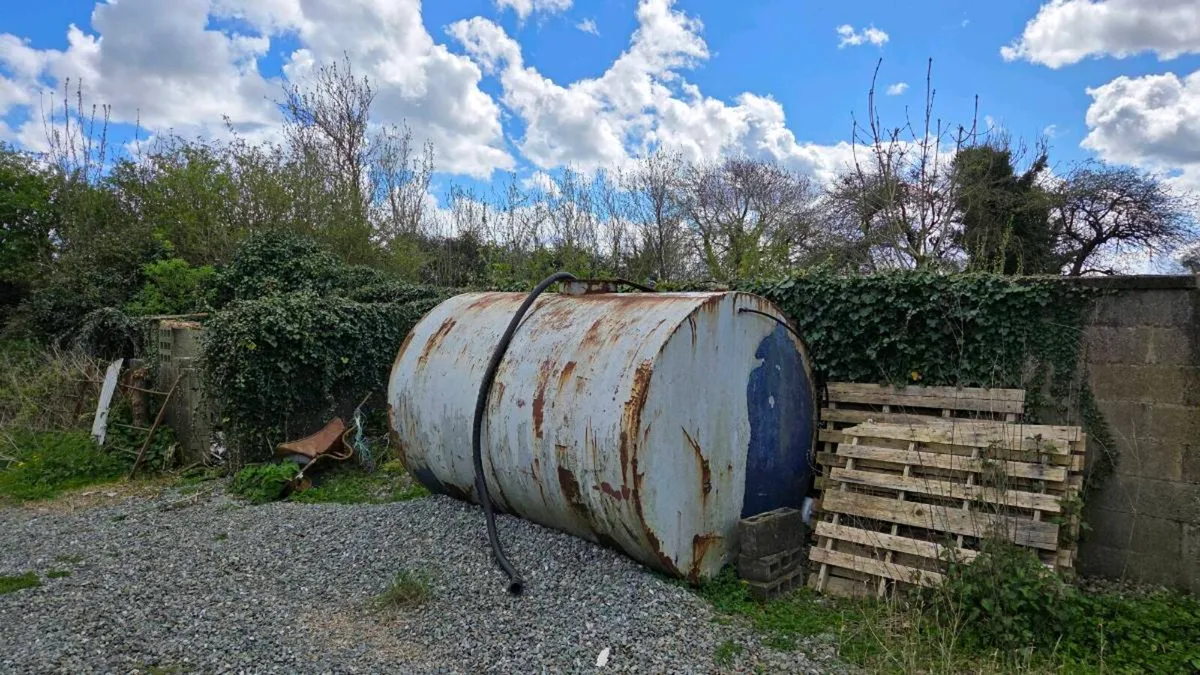 2,000 gallon steel tank - Image 1