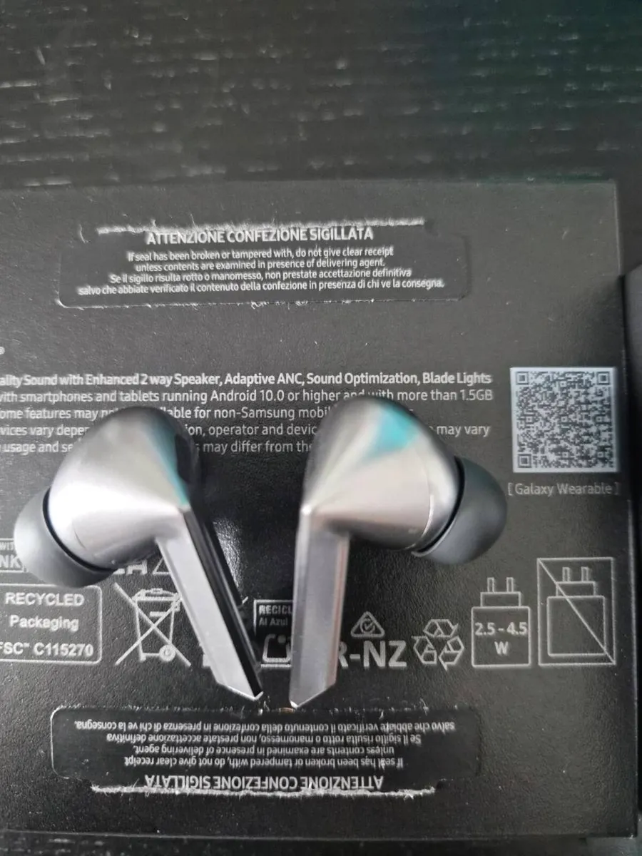 Samsung Galaxy Buds3 Pro - Silver - Like New - Image 3