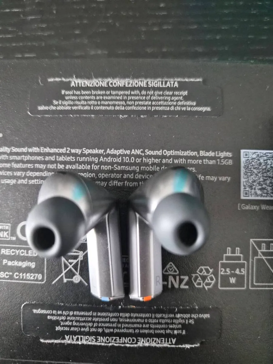 Samsung Galaxy Buds3 Pro - Silver - Like New - Image 4