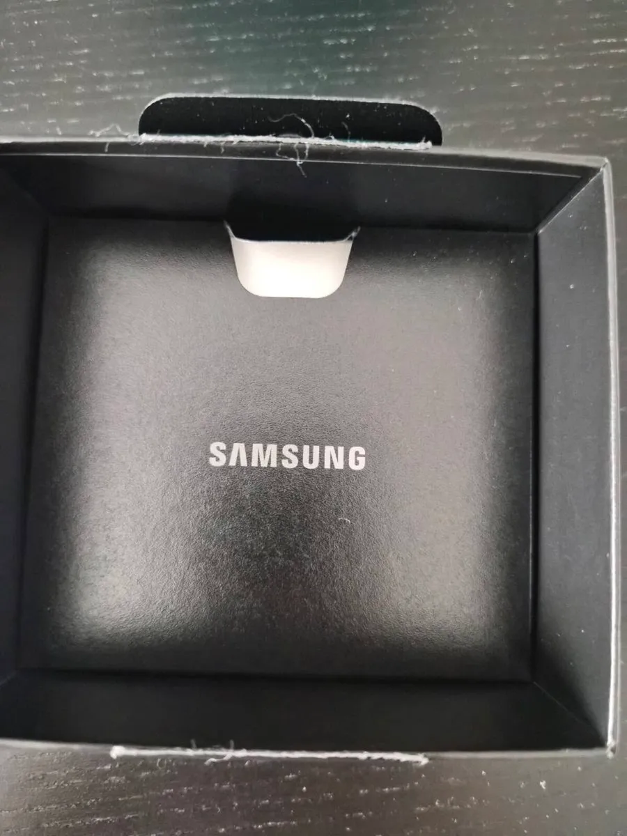Samsung Galaxy Buds3 Pro - Silver - Like New - Image 2