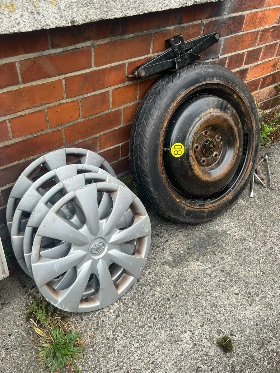 Toyota Auris 2008 -  Hubcaps/Spare Wheel/Tools
