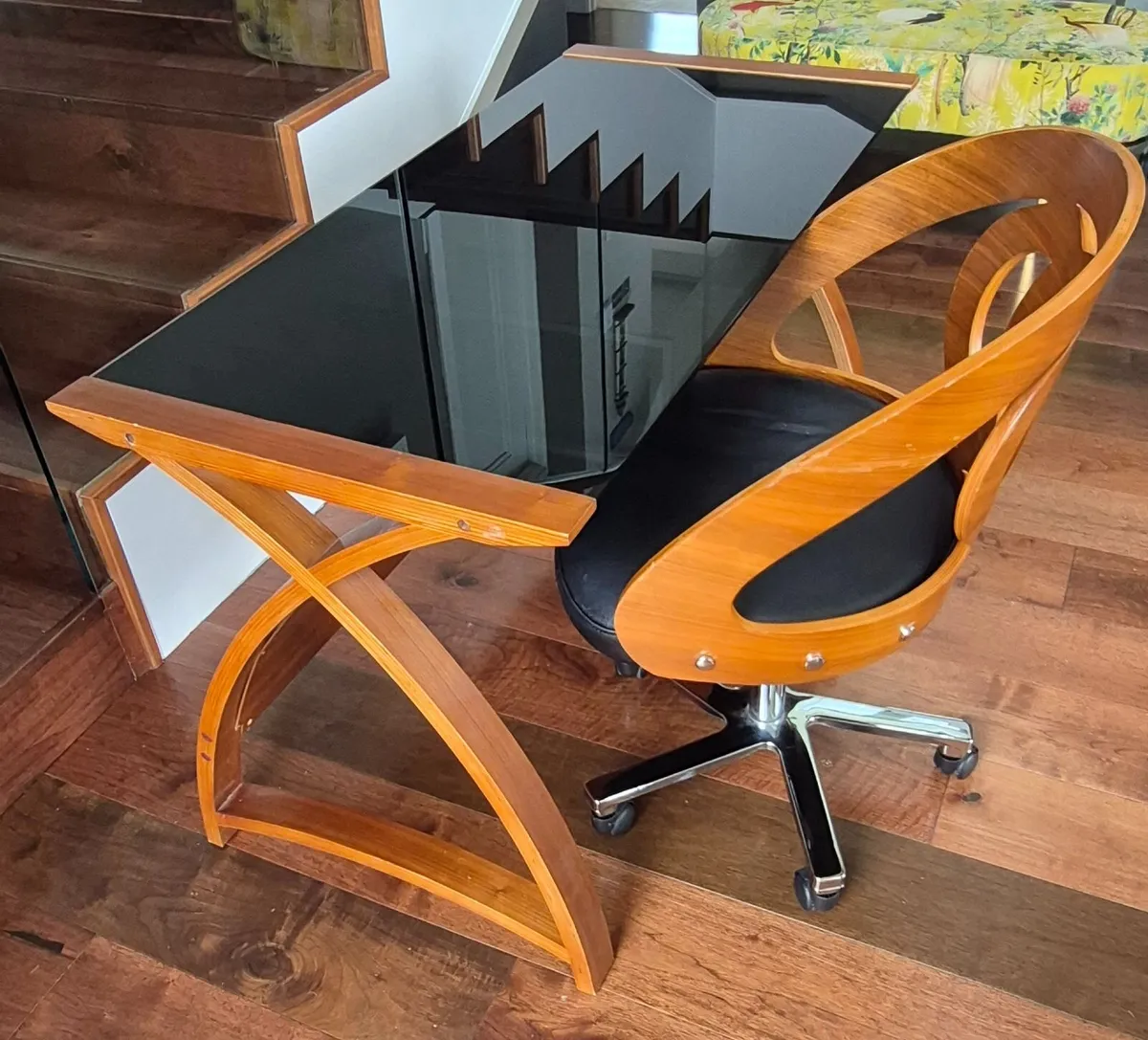 Office desks and chair - Image 4