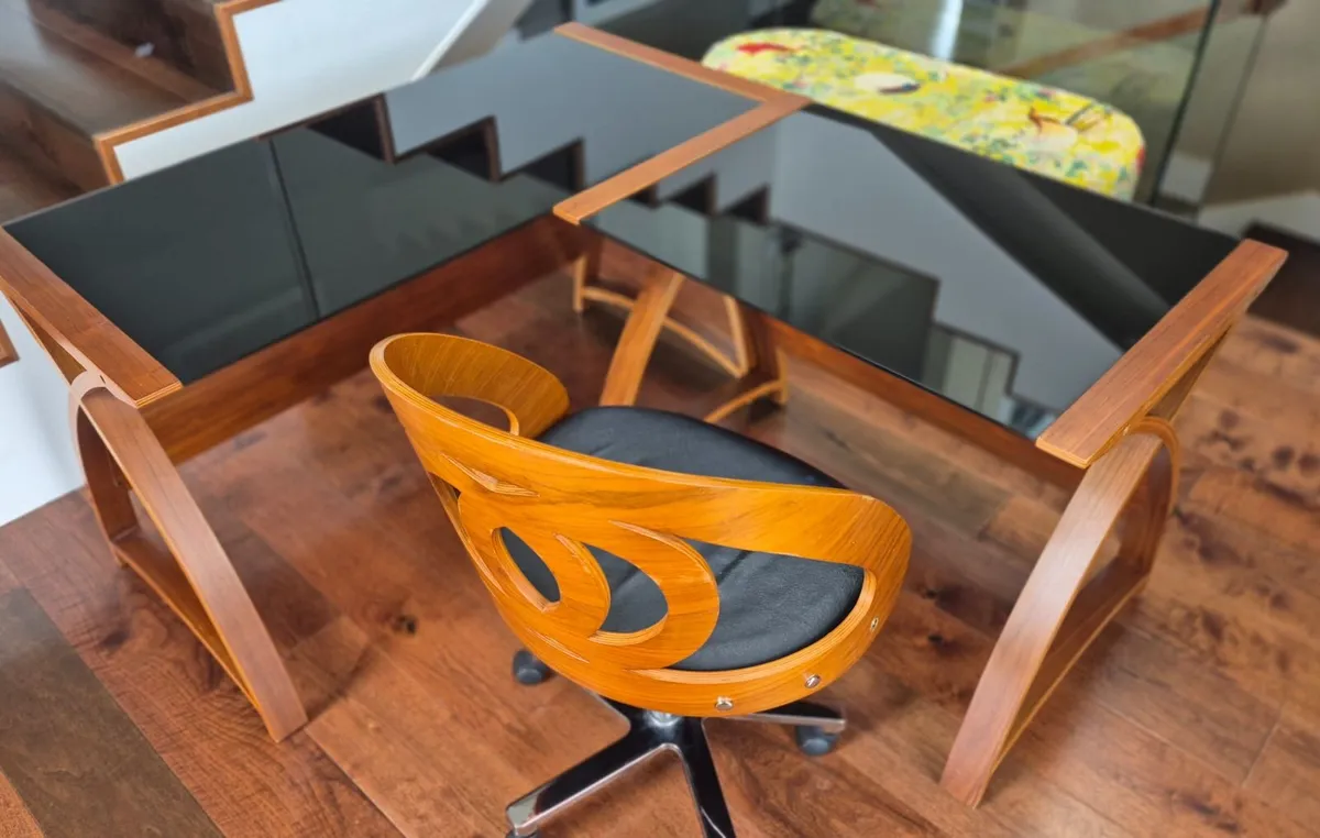 Office desks and chair - Image 1