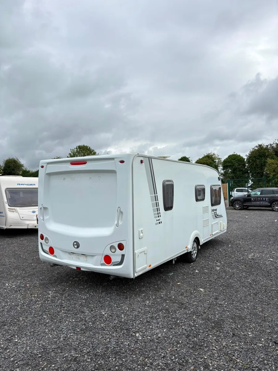 Swift Fairway 4 Berth Fixed Bed Caravan For Sale - Image 4