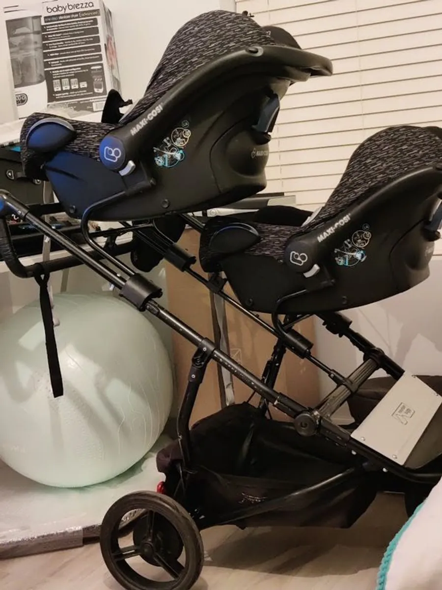 Mountain Buggy Duet Luxury Herringbone Twin Buggy + Carrycots & Car Seats - Image 2