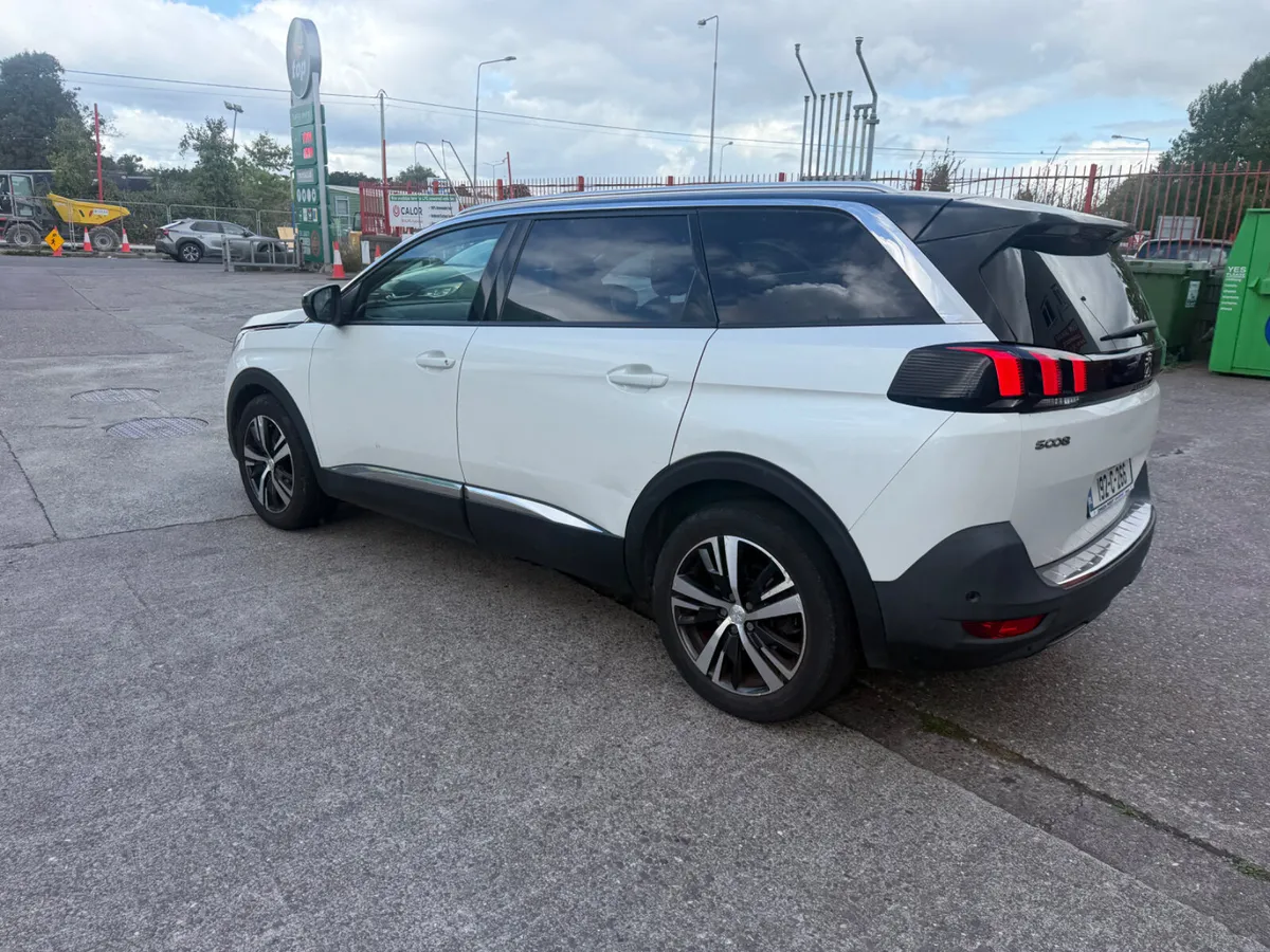 191 Peugeot 5008 small bit of bodywork - Image 2