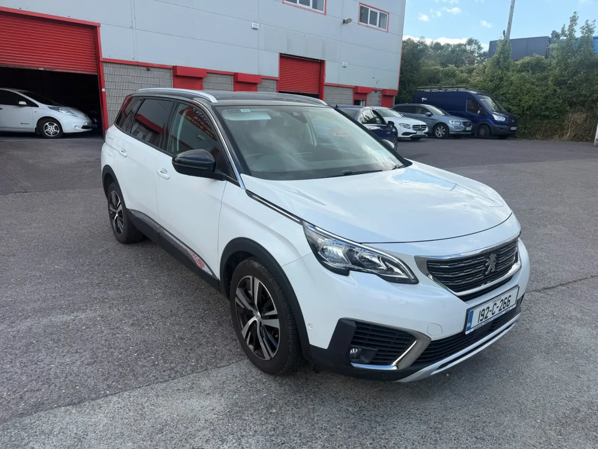 191 Peugeot 5008 small bit of bodywork - Image 1