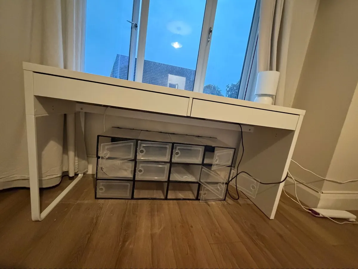 White desk - Image 1