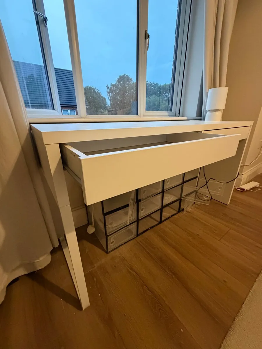 White desk - Image 2