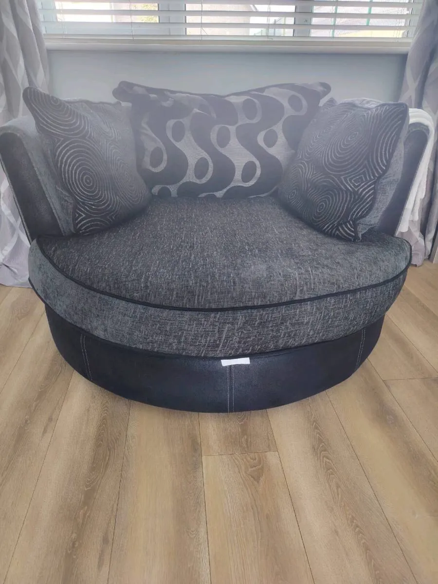 Couch - Image 2