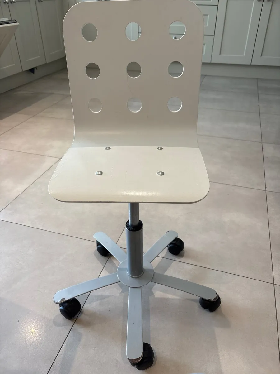 Children’s desk chair - Image 1