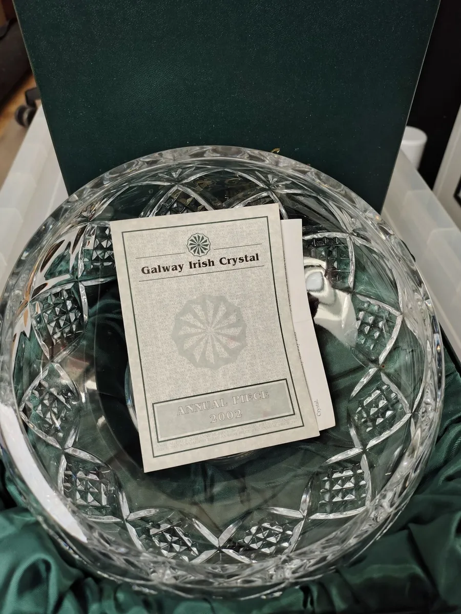 Galway Crystal Limited Edition 2002 Annual Piece - Image 1