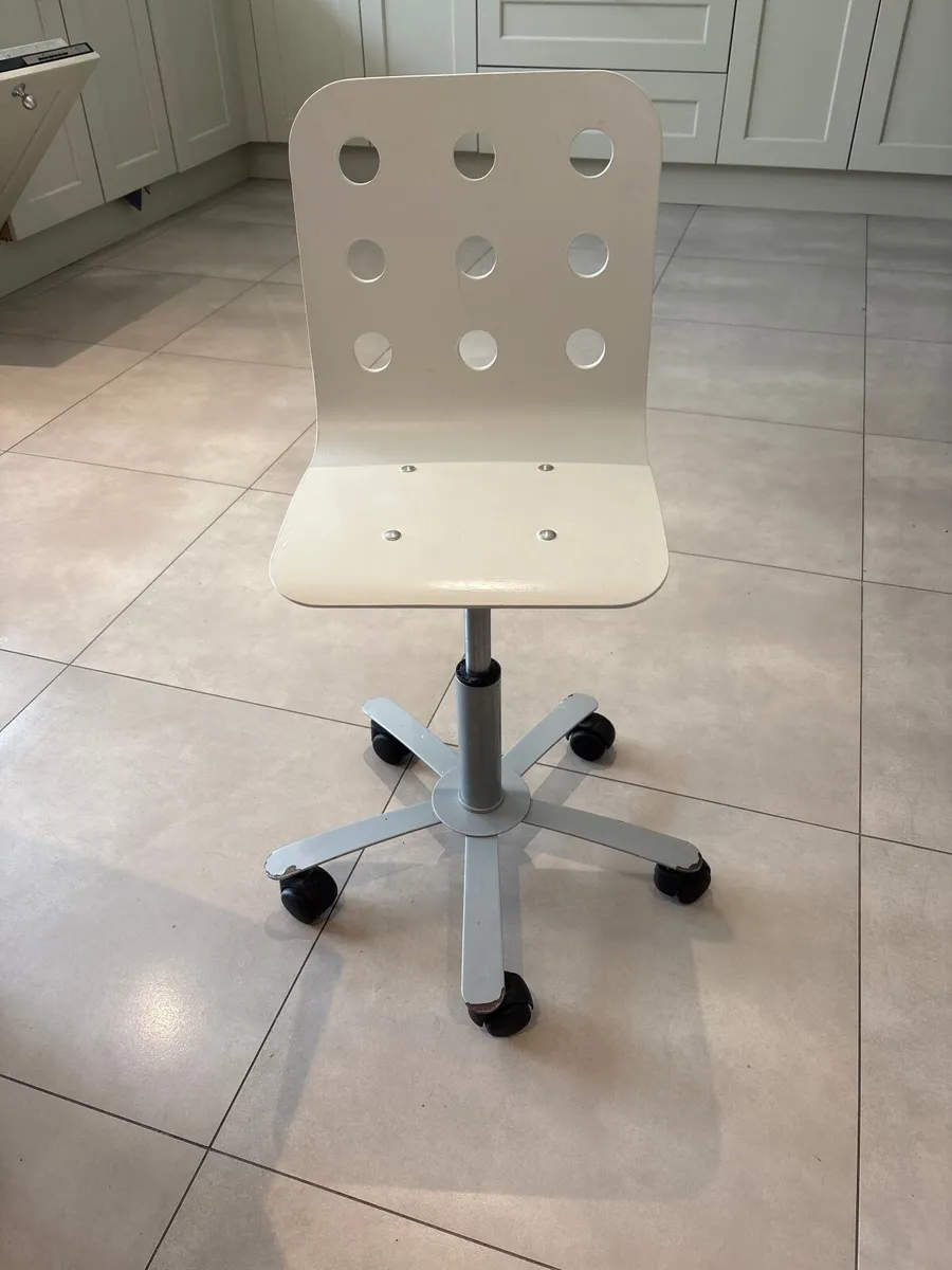 Children’s desk chair - Image 2