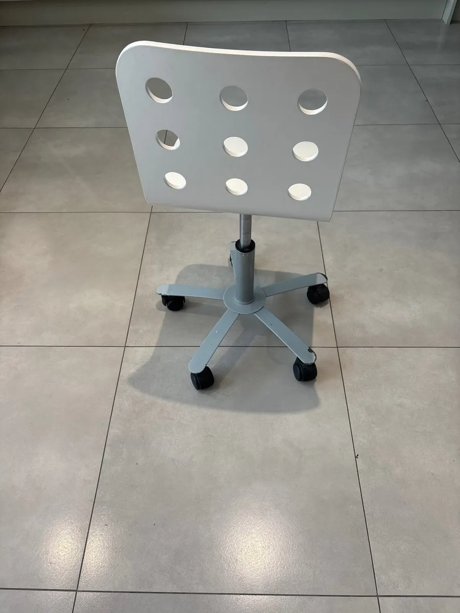Children’s desk chair - Image 3