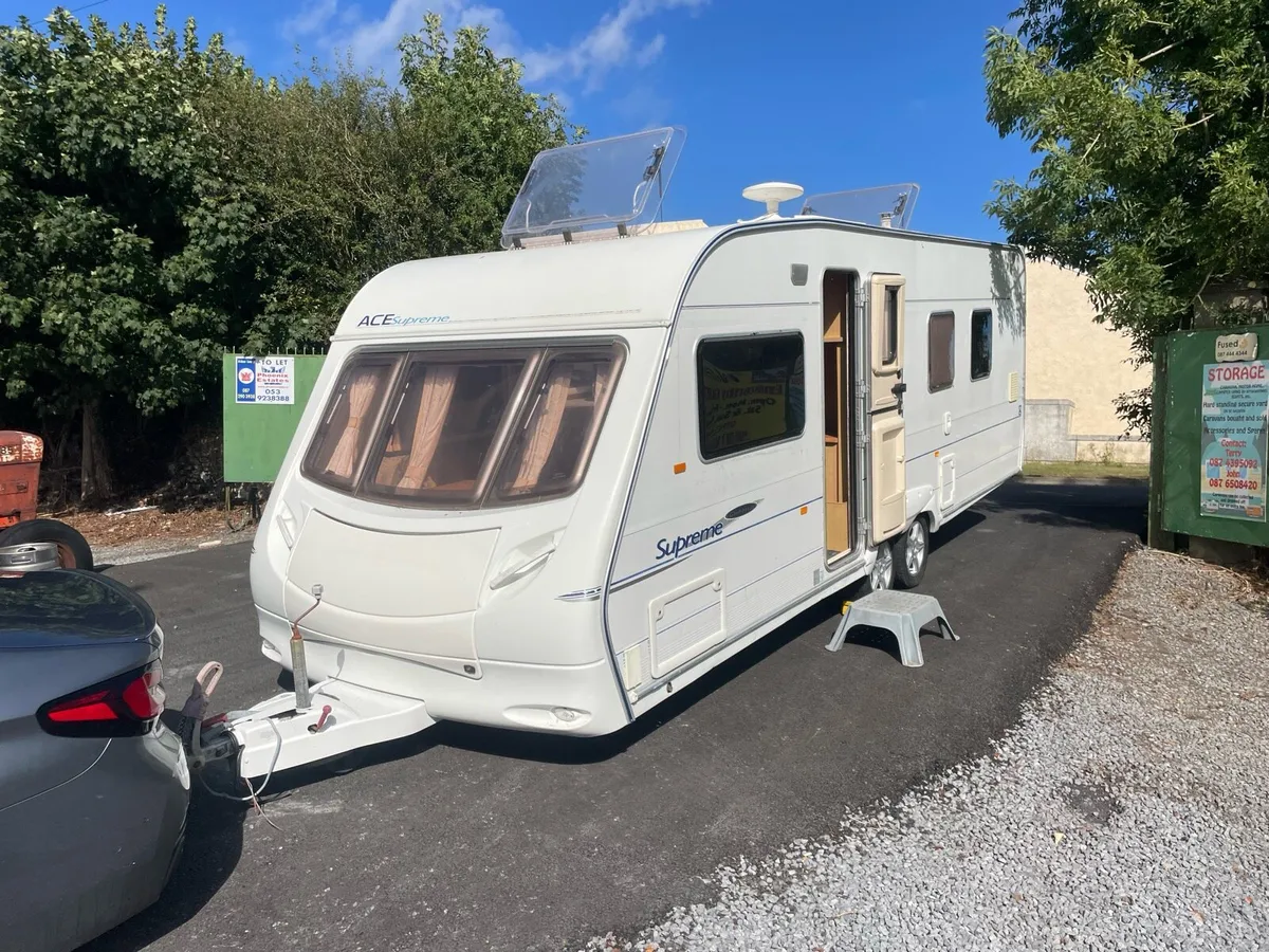 Fixed island bed caravan - Image 1