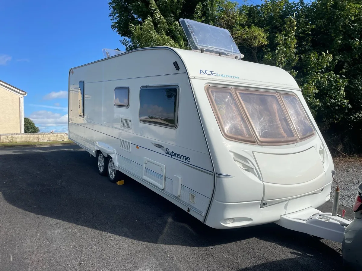 Fixed island bed caravan - Image 2