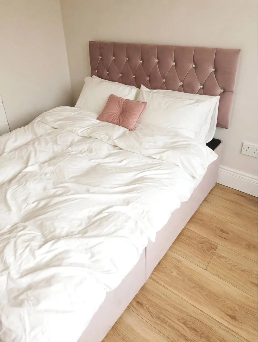 Dusky Pink chesterfield double 4”6 bed - Image 1