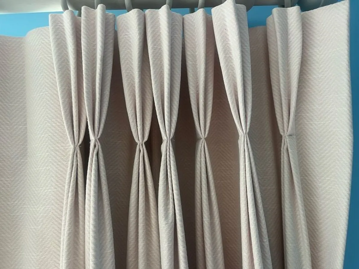 Bedroom Curtains, pole and hold backs - Image 3