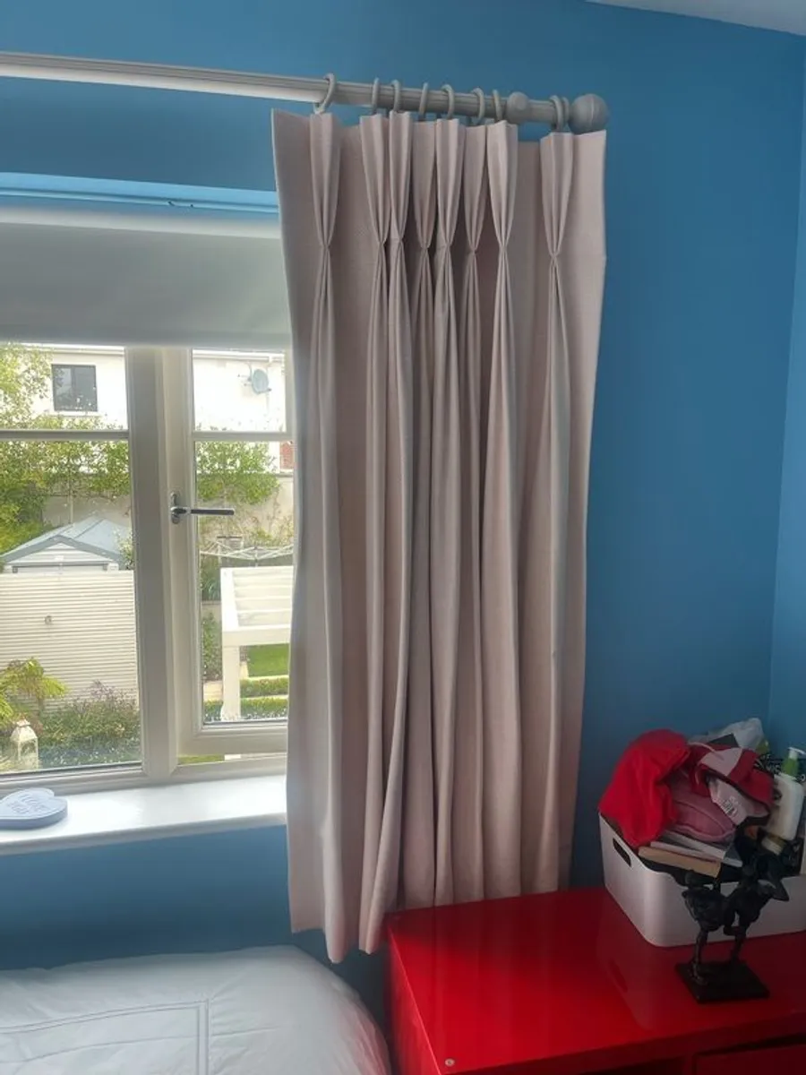 Bedroom Curtains, pole and hold backs - Image 4