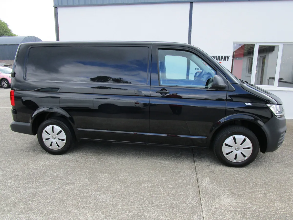 Volkswagen Transporter 2022 - Image 2