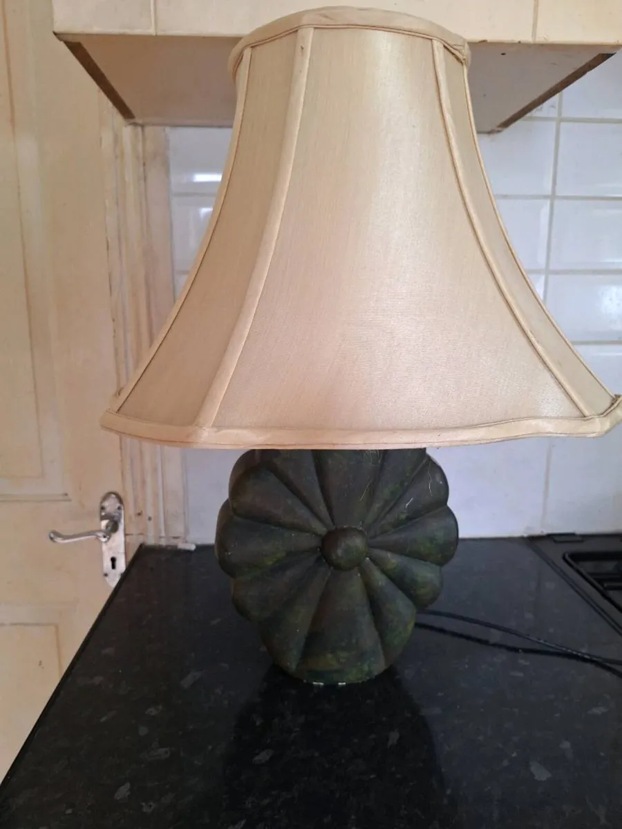 Heavy vintage table lamp - Image 1