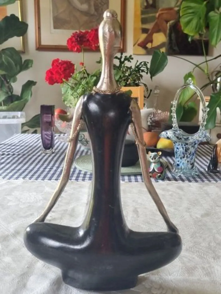 Vintage figurine of a meditating woman - Image 3