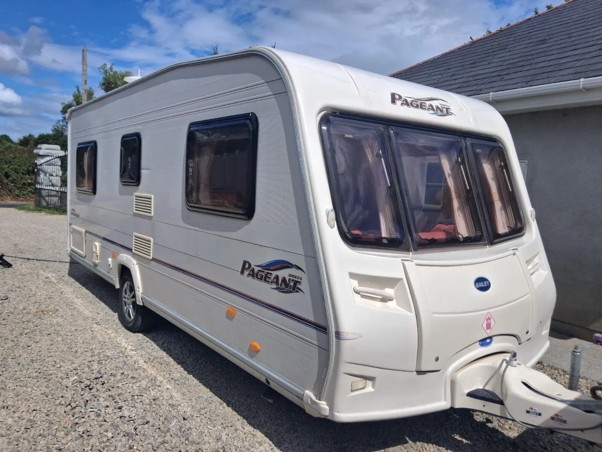 Bailey fixed bed starter caravan - Image 2