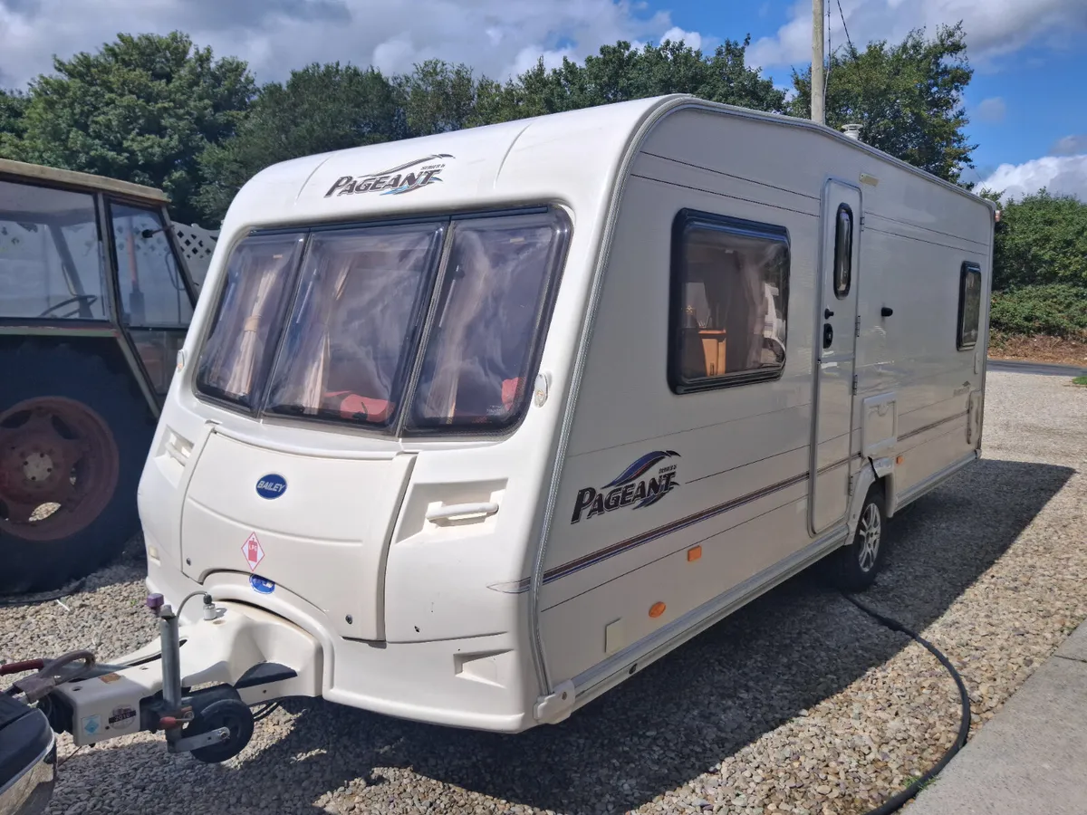 Bailey fixed bed starter caravan - Image 4