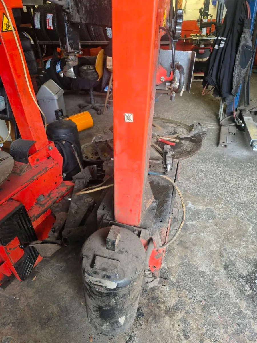 Tyre changing machines - Image 1