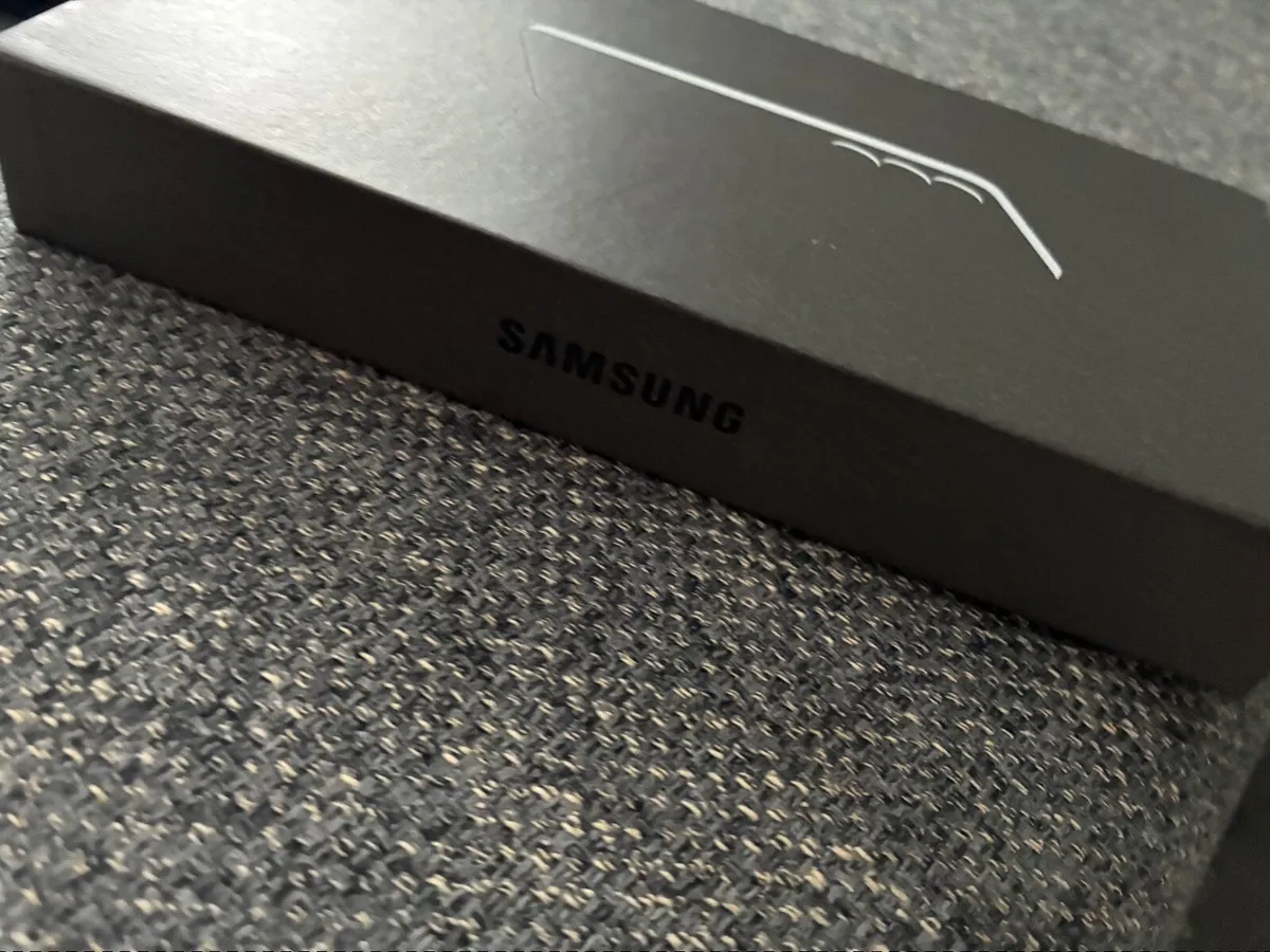 Samsung Galaxy S25 FE phone - Image 2