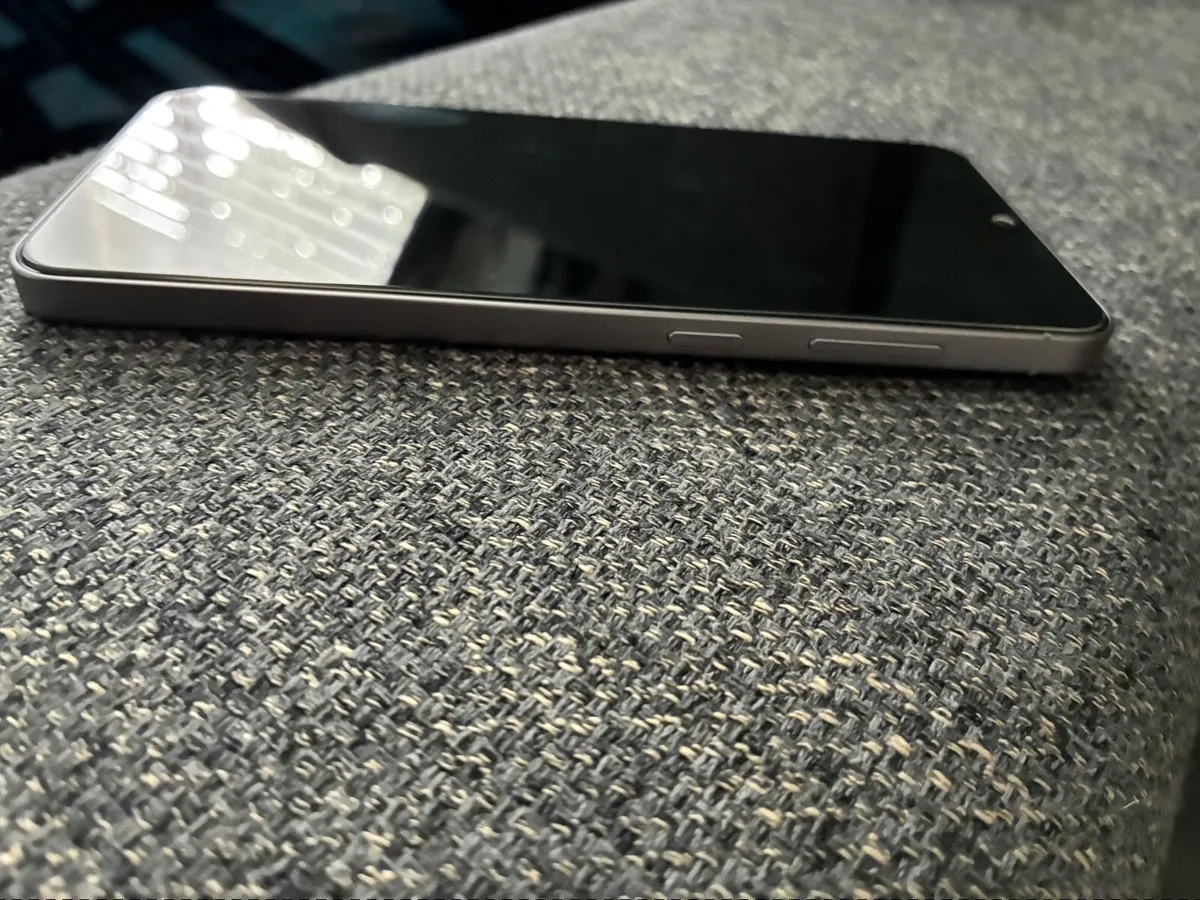 Samsung Galaxy S25 FE phone - Image 3